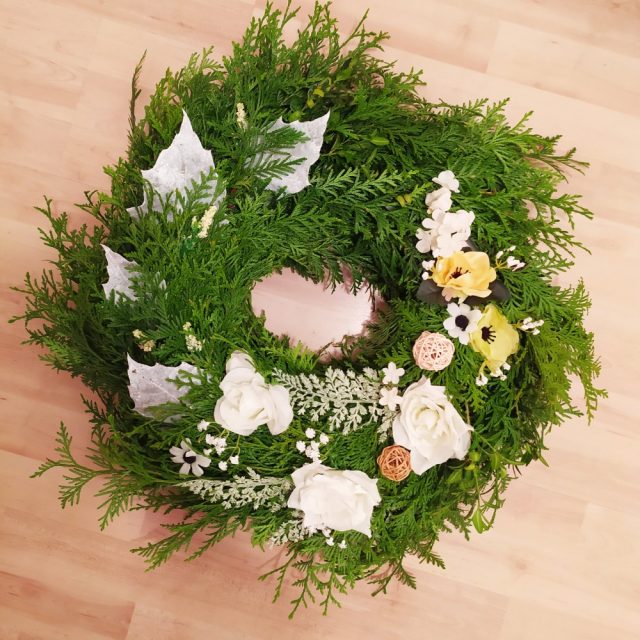Dušičkový věnec – bílé květiny