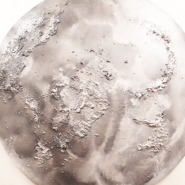 Měsíc na sololitové desce